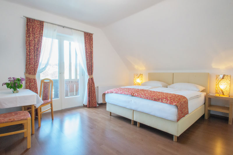 Seenomenal-gaestehaus-dobernig-App30210-kueche-schlafzimmer-urlaub-am-faaker-see